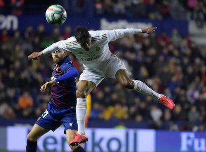 El defensa del Real Madrid Raphael Varane cabecea el balón durante el partido en el que su equipo a perdido contra la UD Levante.
