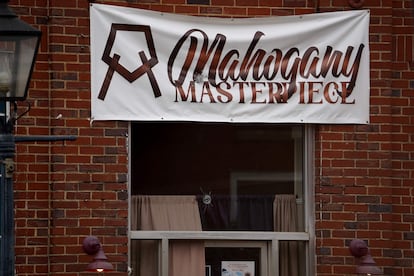 Agujero de bala en la venta del estudio de baile Mahogany Masterpiece, en Dadeville (Alabama), donde ocurrió el suceso.