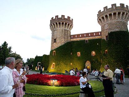 El castillo de Peralada, en Girona, acoge en julio y agosto espectáculos al aire libre que este año incluyen desde un recital de la actriz Hanna Schygulla hasta una versión de <b><i>Carmen</b></i> con la bailaora Cristina Hoyos.