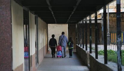 Una familia camina por el barrio de San Cristóbal, en el distrito de Villaverde.