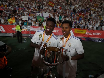 Vinicius y Rodrygo posan este sábado con la Copa del Rey.