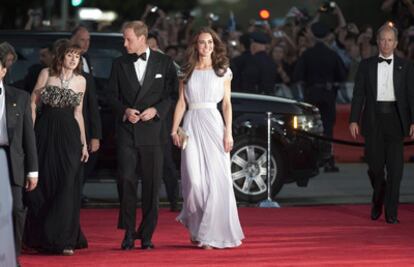 Guillermo y Catalina llegan a la cena organizada en Hollywood para promocionar los talentos británicos emergentes en cine y televisión en Estados Unidos. Los duques de Cambridge han recalado en Califonia durante su primer viaje oficial, tras pasar nueve días en Canadá.