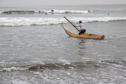 'Huevito', pescador de Huanchaco, entrando al mar en busca de las olas mejores para surfear con su caballito de totora.