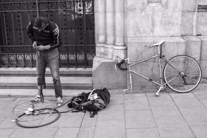 Juan Gabriel de la Rosa con su bicicleta en Madrid.