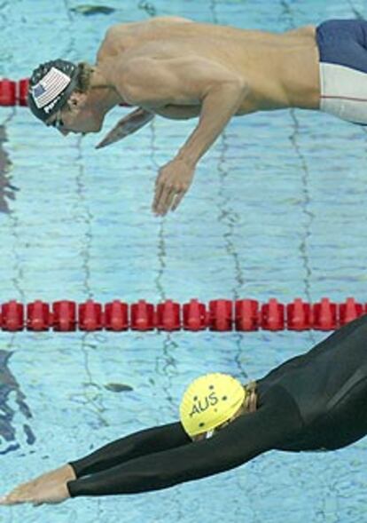 Phelps (arriba) y Thorpe, en el momento de lanzarse al agua.