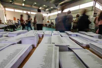 Vecinos de Toledo ejercen su derecho al voto en las elecciones europeas, este domingo en el colegio Ciudad de Nara de Toledo. 