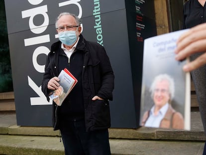 Luis Rodríguez Aizpeolea, coordinador del libro de homenaje a José María Calleja, posa con la publicación en San Sebastián.