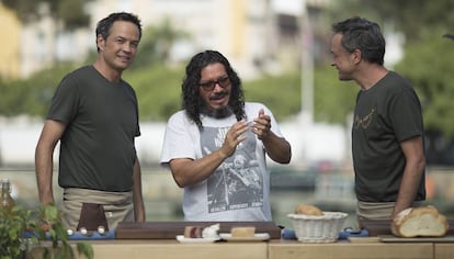 Los hermanos Torres junto a Raimundo Amador, en Sevilla.