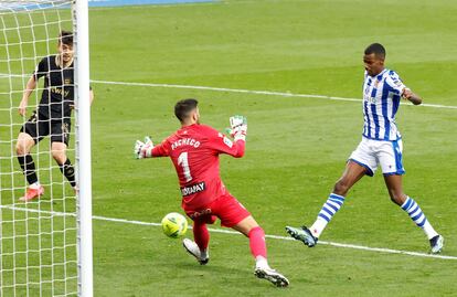 Isak marca su tercer gol este domingo ante Pacheco en la goleada de la Real al Alavés en San Sebastián.