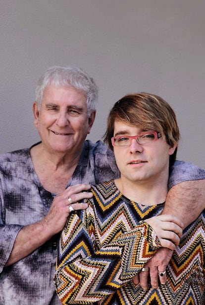 <p><b>Nueva Zelanda. </b>“Nuestra Iglesia no aprueba el matrimonio entre parejas del mismo sexo, así que vamos a cabrear al obispo”, asegura con una carcajada el reverendo neozelandés Bob Scott. A los 75 años, se casó el pasado 5 de octubre con Frantisek Riha, de 30, diseñador de moda de origen checo. El Parlamento neozelandés aprobó el matrimonio homosexual en abril de este año y la ley entró en vigor el 19 de agosto.</p><p> La pareja se conoció por Internet y comenzó una relación formal. La diferencia de edad no supuso un impedimento y, tras ocho años juntos, en marzo de 2012 decidieron formalizar lo que en Nueva Zelanda se conoce como una unión civil, el equivalente a la pareja de hecho. Pero Scott y Riha han ido más allá, llevando su unión al altar de la Iglesia anglicana. El pasado 5 de octubre, la pareja formalizó su matrimonio en el registro civil y acudió a la iglesia, donde tuvo lugar la ceremonia. A pesar de que la Iglesia anglicana no contempla el matrimonio homosexual, pronunciaron los votos nupciales frente al sacerdote. Scott ha asumido como un reto la defensa de los derechos de los homosexuales en la Iglesia anglicana: “No tengo ninguna intención de morirme antes de tiempo, esta es mi batalla y voy a lucharla”.</p><p> Texto: Laura M. Lombraña</p>