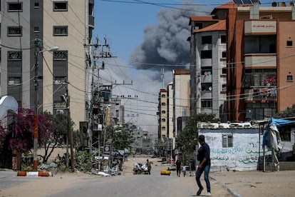 Una nube de humo se eleva sobre los edificios del centro de Gaza tras un ataque israelí este miércoles.