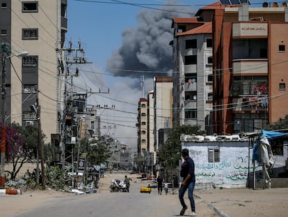 Una nube de humo se eleva sobre los edificios del centro de Gaza tras un ataque israelí este miércoles.