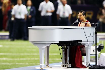 La cantante Alicia Keys interpreta el himno de Estados Unidos acompañada desde el centro del estadio, el Super Dome de Nueva Orleans.