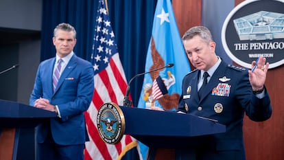 El secretario de Defensa de Estados Unidos, Pete Hegseth (a la izquierda), y el jefe del Estado Mayor, el general Dan Caine, este jueves en el Pentágono.
