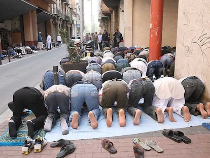 Un nutrido grupo de musulmanes reza en una calle de Lleida porque no caben en la mezquita de la ciudad.