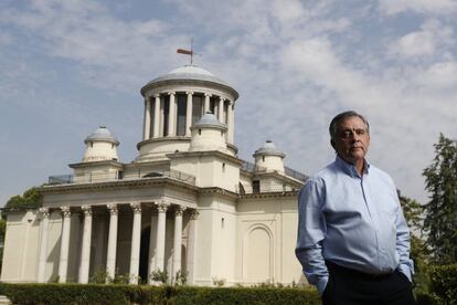 El astrónomo y divulgador Rafael Bachiller, director del Observatorio Astronómico Nacional, frente al edificio histórico del Parque del Retiro.