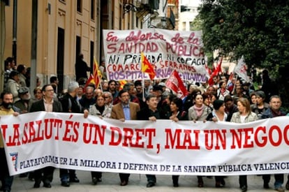 La cabecera de la manifestación, con la pancarta en defensa de la sanidad pública.