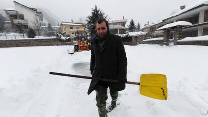 Massimiliano Carullo, alcalde del Mercogliano, en la región de Campania, durante las labores de limpieza de una calle del pueblo.