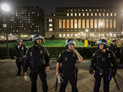 Despliegue policial en el campus de Columbia, el 30 de abril, para desalojar el campamento propalestino.