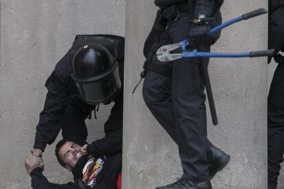 La policía detiene a un hombre que permanecía encadenado a las puertas del Tribunal Superior de Justicia de Cataluña.
