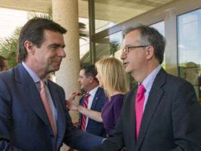 El ministro de Industria, Energía y Turismo, José Manuel Soria (izda), saluda al presidente de Hoteles Barceló, Simón Pedro Barceló, antes de reunirse con representantes del sector turístico de Baleares. EFE/Archivo