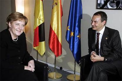 La canciller alemana, Angela Merkel, y el presidente del Gobierno español, José Luis Rodríguez Zapatero, en Barcelona.
