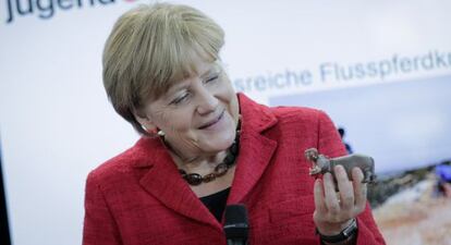 Angela Merkel, con un hipop&oacute;tamo en una competici&oacute;n de ciencia en Berl&iacute;n.