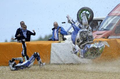 El piloto colombiano del Avintia Blusens, sobre la gravilla tras sufrir un accidente en la carrera de MotoGP.
