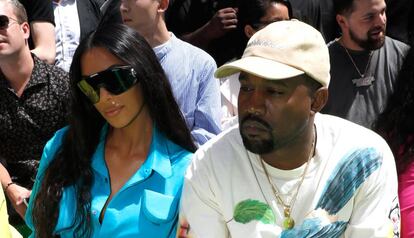 Kim Kardashian y Kanye West este jueves en el desfile de Louis Vuitton en París.