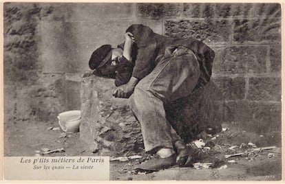 Sur les quais - La sieste / En la orillas - La siesta
Les p'tits métiers de Paris / Los pequeños oficios de París
Ca. 1898-1900 / Copia de época 19004. Fototipia sobre cartulina. 8,8 x 13,7 cm. Museo Nacional Centro de Arte Reina Sofía.