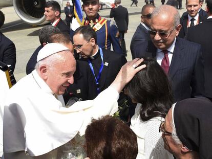 O papa Francisco no aeroporto do Cairo (Egito).