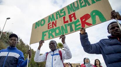 Manifestantes en Ceuta recuerdan a los fallecidos en Tarajal este febrero. 