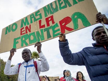 Manifestantes en Ceuta recuerdan a los fallecidos en Tarajal este febrero. 