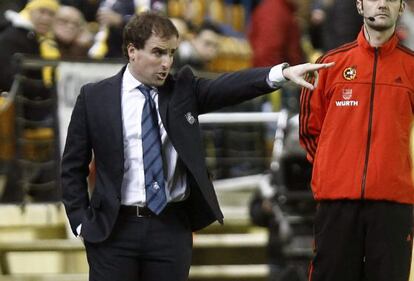 El entrenador de la Real Sociedad, Jagoba Arrasate, da instrucciones a sus jugadores.