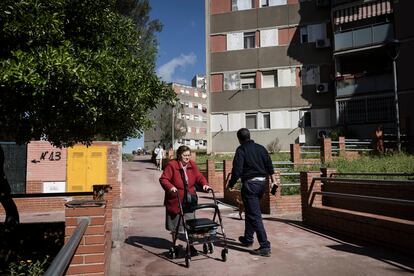 Vecinos en una calle de Badia del Vallès.