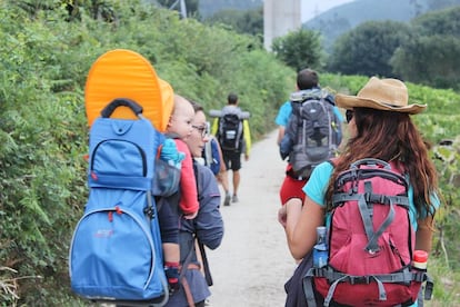 Noelia Ramos junto a su familia y otros peregrinos en el Camino de Santiago.