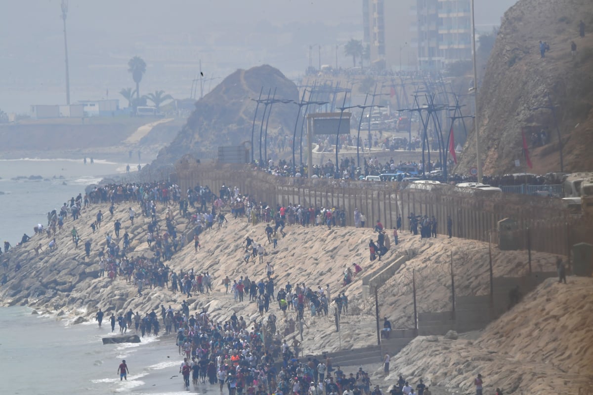 El informe de la Policía apunta que agentes marroquíes “guiaron” la entrada de migrantes a Ceuta