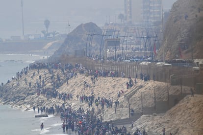 Decenas de migrantes celebran haber traspasado la frontera entre Ceuta y Marruecos, el pasado 30 de julio.
Joaquin Sanchez