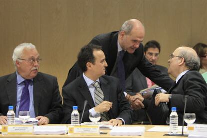 El vicepresidente tercero, Manuel Chaves (de pie), habla con el consejero de Economía de la Generalitat, Andreu Mas-Colell.