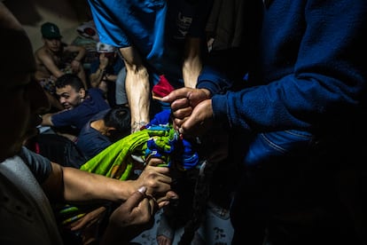 Reclusos hacen amarres para colgar una hamaca improvisada en las celdas de la estación de policía de Usme en Bogotá. En varias estaciones de policía se evidencia hacinamiento en las celdas, donde se excede el porcentaje de capacidad de cada una  alrededor de 500%, algunas superan hasta el 1000%.