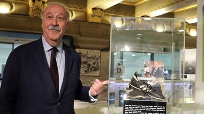 El exseleccionador nacional de fútbol, Vicente del Bosque, junto a las botas que llevó durante los ocho años en los que entrenó a La Roja.