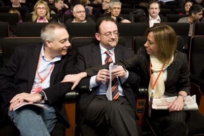 Pere Navarro (izquierda), Daniel Fernández y Carme Chacón, en el Congreso del PSC.