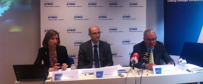 Juan Latorre, a la derecha, durante la presentación de un estudio de KPMG.