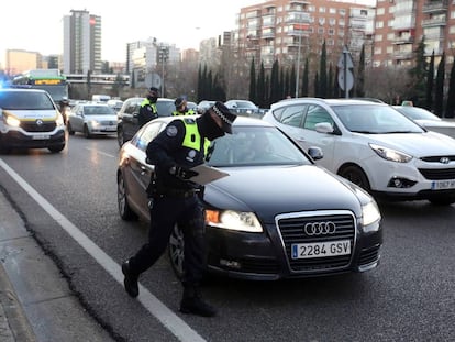 Controle policial em Madri (Espanha) durante estado de alerta por causa da poluição, em 28 de dezembro.