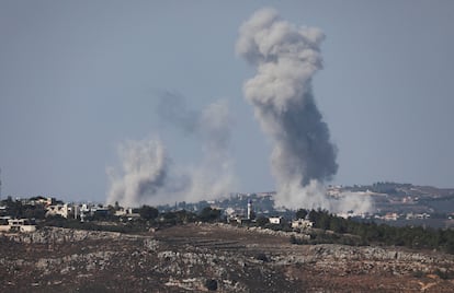 Columnas de humo se elevan este martes sobre Arnoun, en el sur de Líbano, tras bombardeos israelíes.