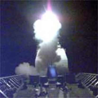 Un misil Tomahawk es lanzado contra territorio yugoslavo desde el crucero estadounidense "Philippine Sea"