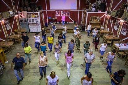 Clase de 'country' en el Barn d'en Greg, donde se imparten todos los días entre semana, en la localidad de Rubí, en Barcelona.