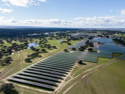 Vista aérea de la planta fotovoltaica de Talayuela II, en Cáceres.