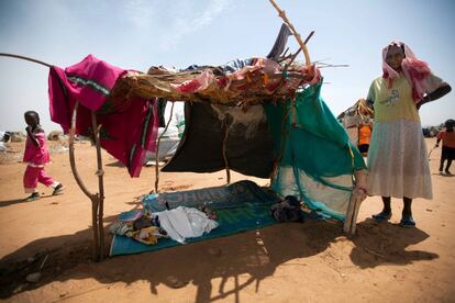 Una mujer y su hijo que han huído de Gassa (Darfur del Sur) descansan en el campamento Sereif para Desplazados Internos (IDP) en Nyala, Darfur Meridional (Sudán occidental). l28 de mayo 2014