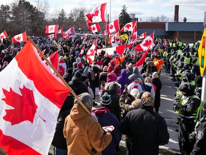 Los agentes forman un cordón policial frente a los manifestantes que apoyan a los camioneros que bloquearon el tráfico del puente Ambassador en Windsor, Ontario.